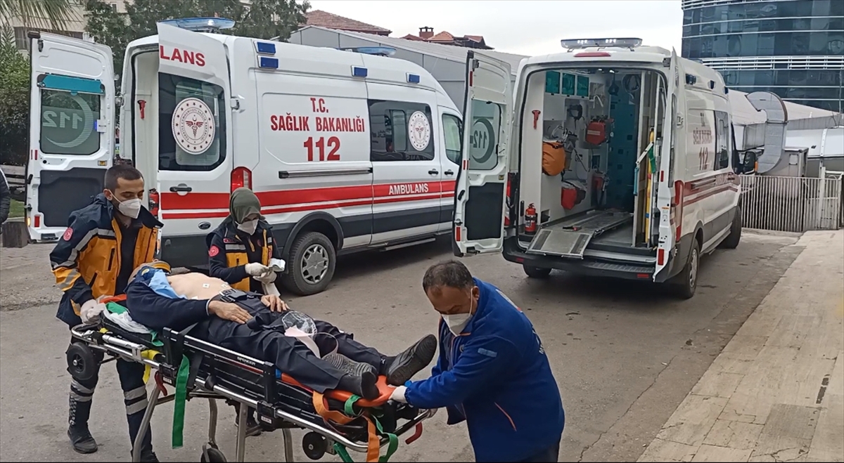 Zonguldak'ta sürücüsü kalp krizi geçiren minibüs istinat duvarına çarptı, 12 kişi yaralandı