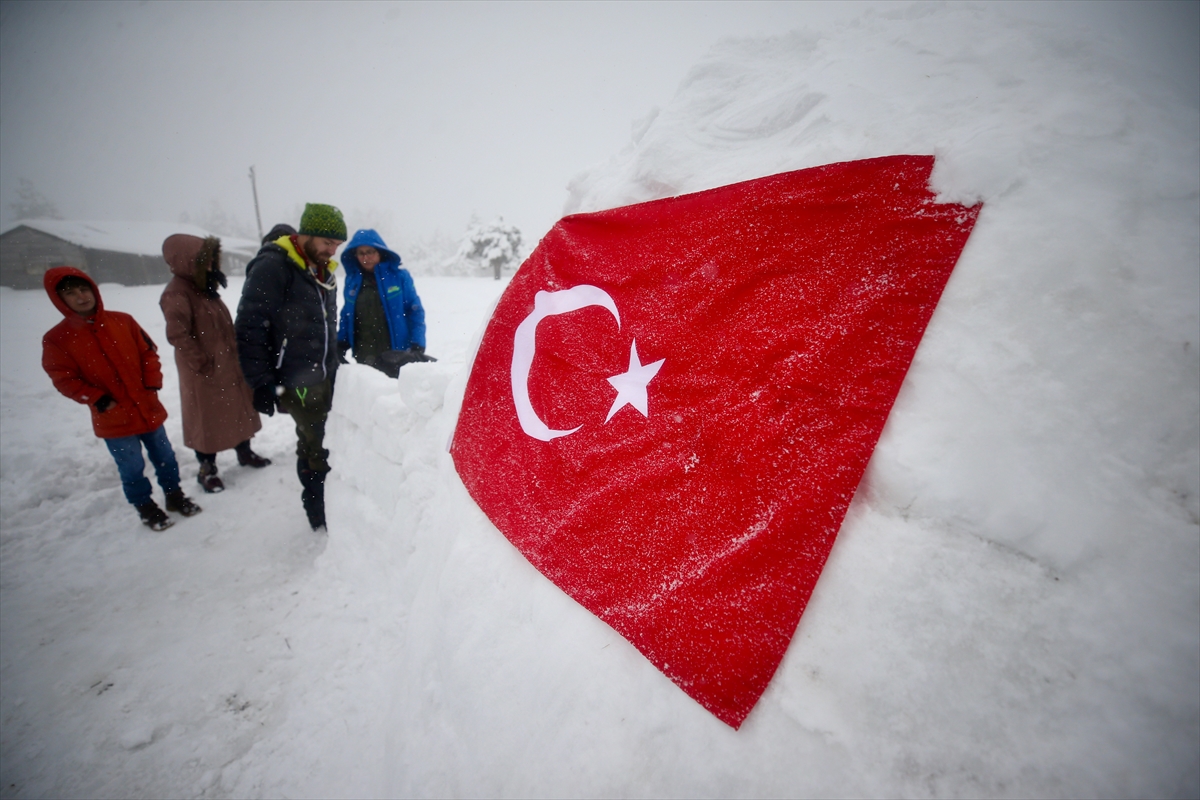 Zorlu koşullarda hayatta kalabilmek için kardan ev yapmayı öğreniyorlar