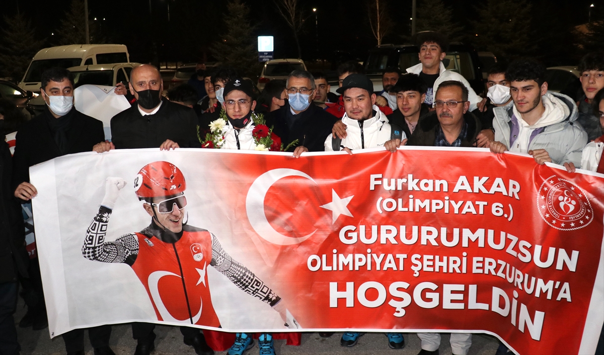 2022 Kış Olimpiyatları'nda 6. olan Furkan Akar, Erzurum'da çiçeklerle karşılandı
