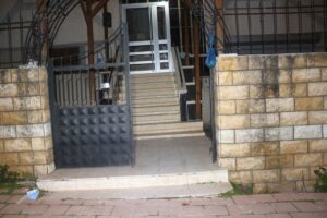 ADANA (AA) – Adana'nın merkez Çukurova ilçesindeki bir binanın kapısının