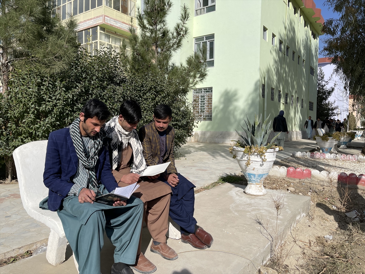 Afganistan'ın bazı bölgelerinde devlet üniversiteleri eğitime başladı