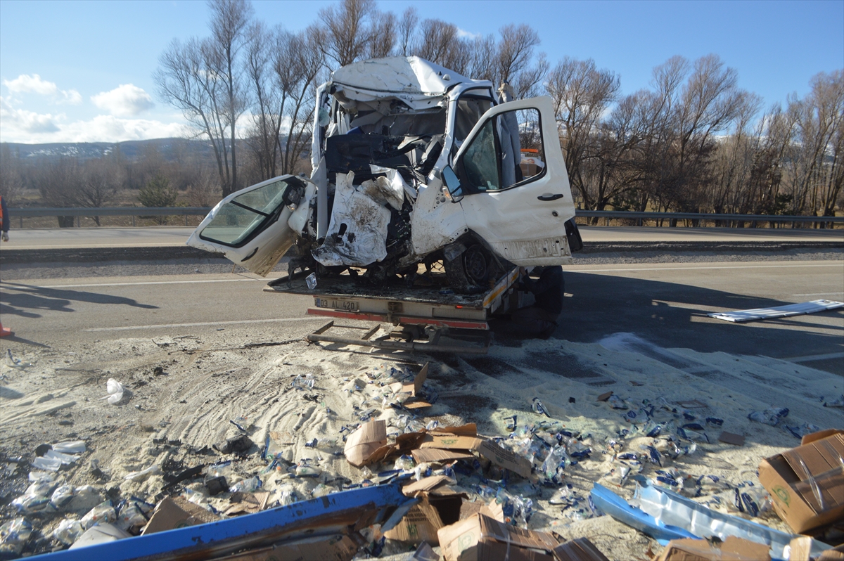 Afyonkarahisar'da tabela ile toteme çarpan kamyonetteki kişi öldü, sürücü yaralandı