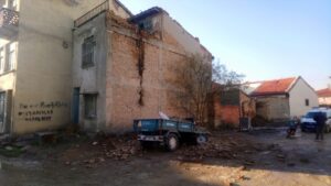 AFYONKARAHİSAR (AA) – Afyonkarahisar'ın Bolvadin ilçesinde metruk binadaki molozların üzerine