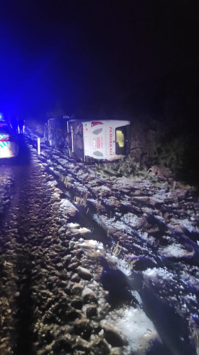 Afyonkarahisar'da yolcu otobüsünün devrildiği kazada 8 kişi yaralandı
