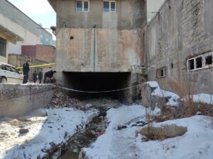 - Kentte betonla kaplı kanala girip kanalın üstündeki kuyumcu dükkanının