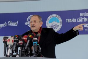 - "Kar yağarken, yollar tıkanmışken, insanlar yollarda perişanken sağda, solda