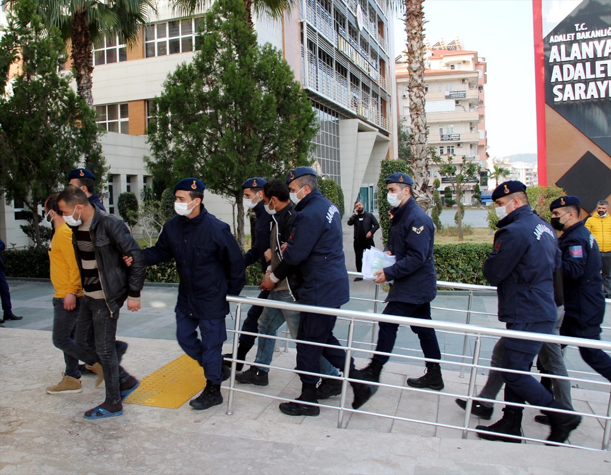 Alanya'da 4 hırsızlık şüphelisi gözaltına alındı