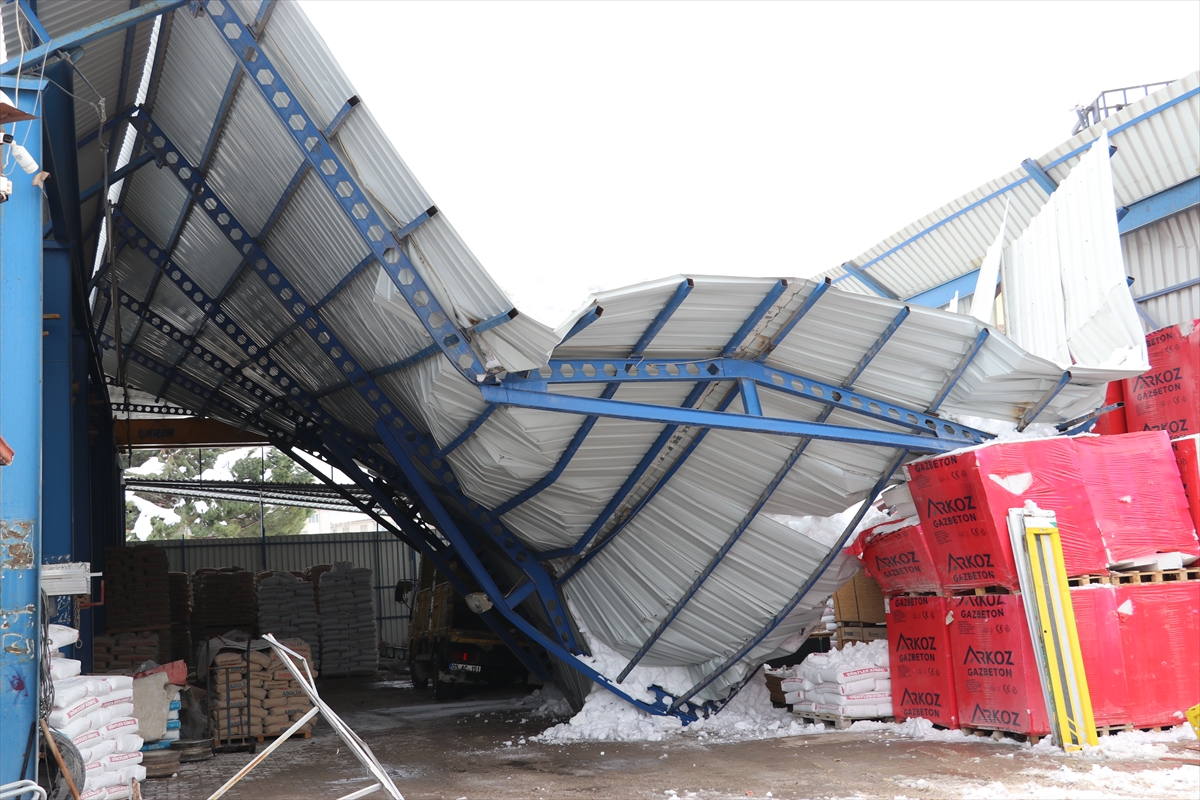 Amasya'da aşırı kar biriken deponun çatısı çöktü