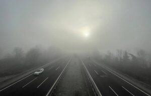 DÜZCE (AA) – Anadolu Otoyolu'nun Düzce geçişinde sis etkisini gösteriyor.
