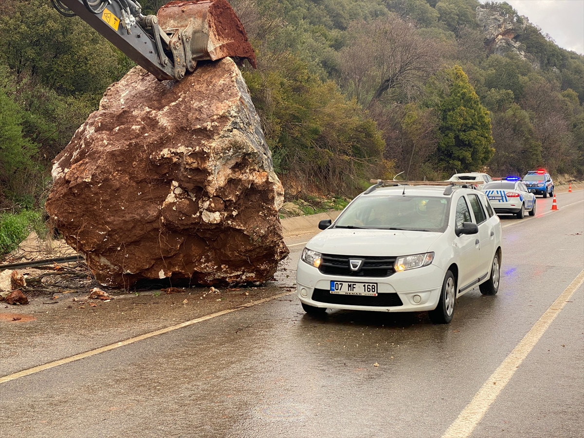 Antalya-Kaş kara yolunda heyelan nedeniyle ulaşım tek şeritten sağlanıyor