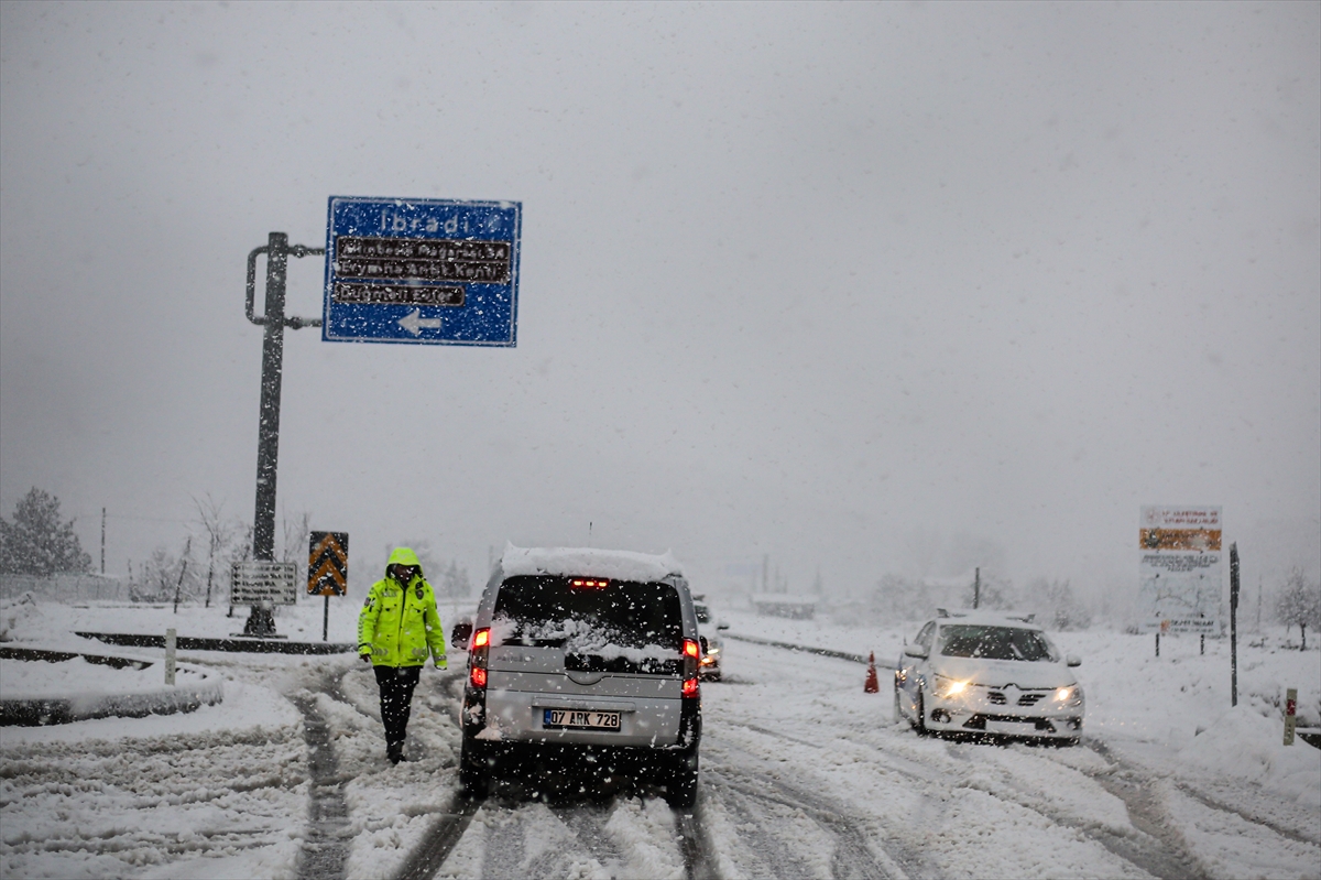 Antalya-Konya kara yolu olumsuz hava koşulları nedeniyle trafiğe kapatıldı