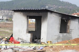 - İtfaiye ekiplerince yangından kurtarılan yaşlı adamın 2 köpek yavrusunu,