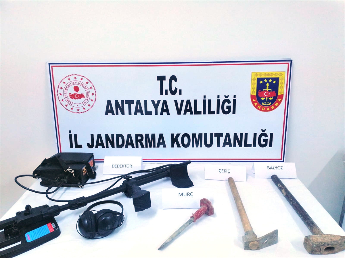 Antalya'da kaçak kazı yapan 4 şüpheli suçüstü yakalandı
