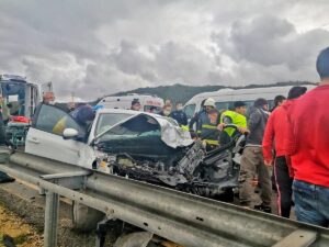 ANTALYA (AA) – Antalya'nın Kaş ilçesinde minibüs ile otomobilin çarpışması
