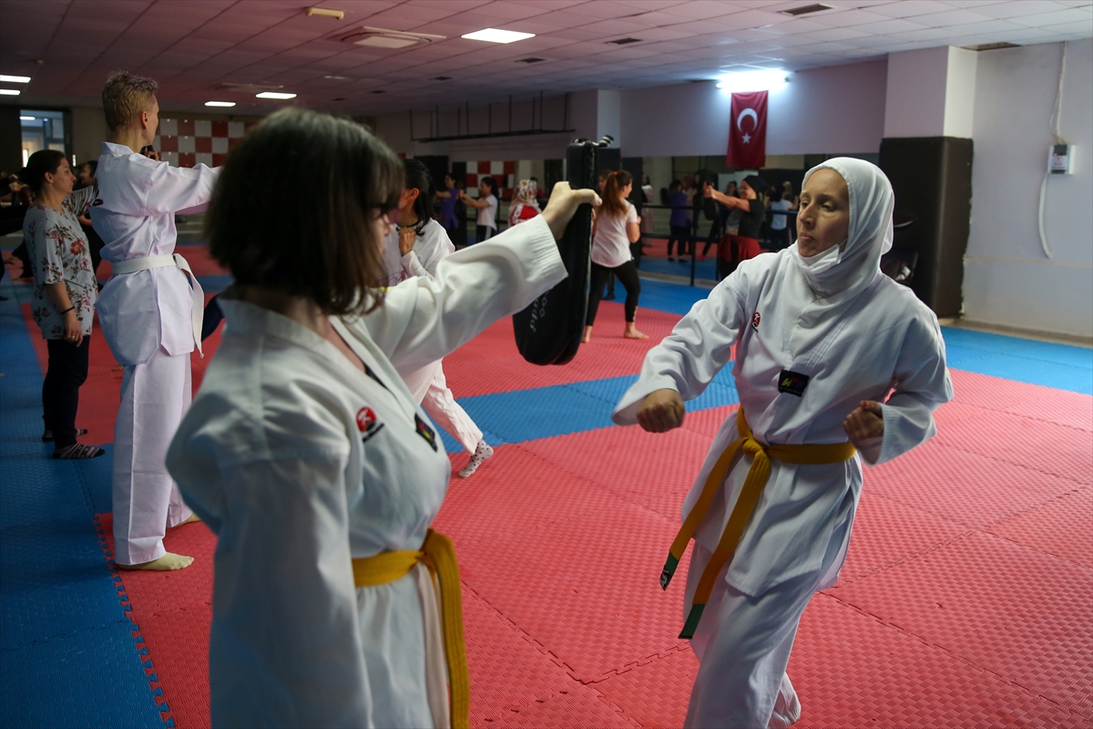 Antalya'da savunma sporu öğrenen ev hanımları şiddete karşı daha güçlü