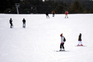 ARDAHAN (AA) – Ardahan'da hafta sonunu fırsat bilen kayak severler,