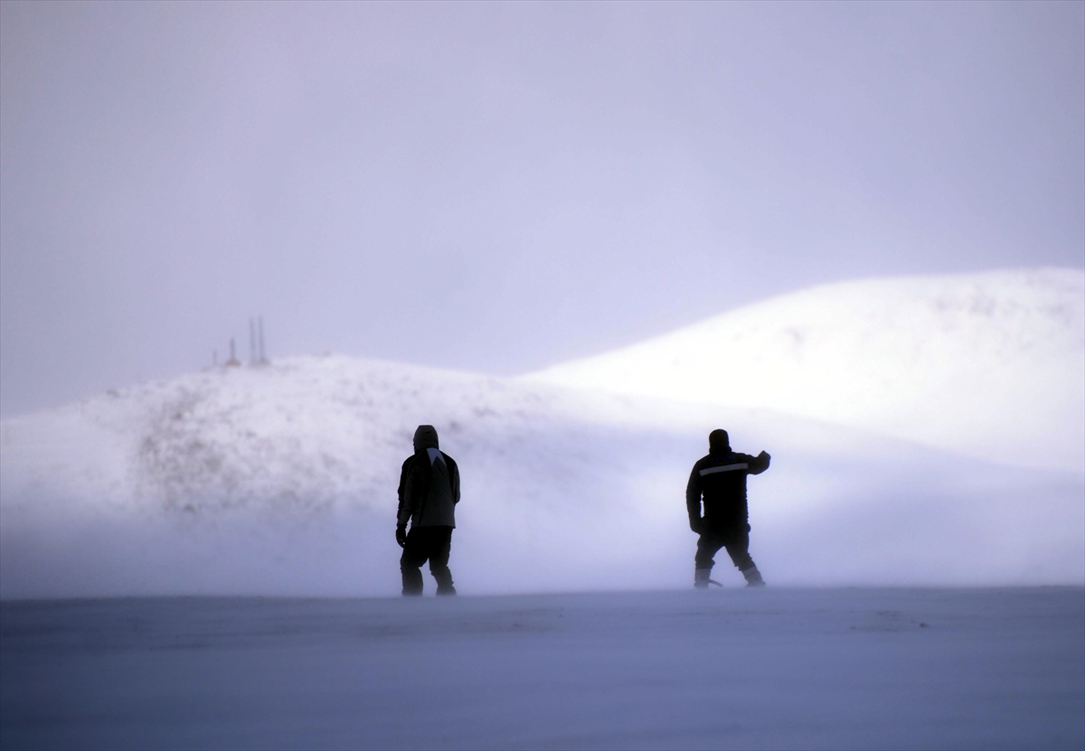 Ardahanlılar Yalnızçam'ın zirvesinde tipiye rağmen kayak yaptı