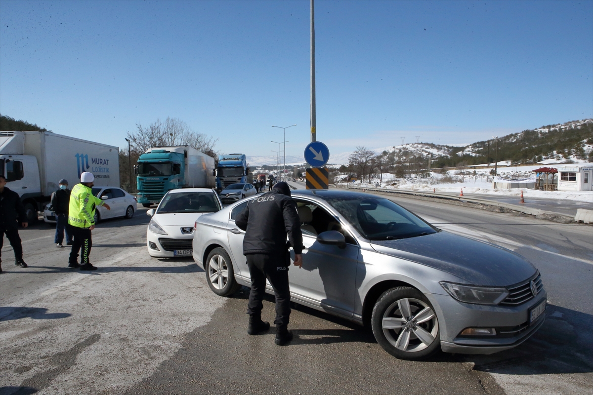 GÜNCELLEME – Arızalanıp geriye kayan tırın çarptığı otomobildeki bir kişi öldü, iki kişi yaralandı