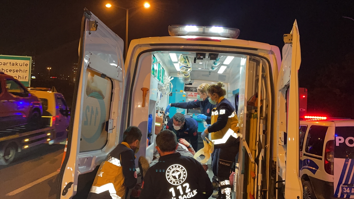Avcılar'da otomobil park halindeki tıra çarptı