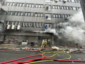 İSTANBUL (AA) – İstanbul Bağcılar'da, tekstil malzemelerinin konulduğu 7 katlı