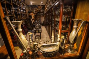 - Çarşıda Osmanlı padişahı 2. Abdülhamid Han’ın tuğrasını taşıyan gümüş