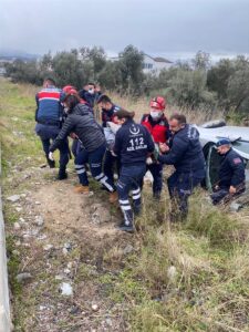 BALIKESİR (AA) – Balıkesir'in Edremit ilçesinde yağış nedeniyle kayganlaşan yolda