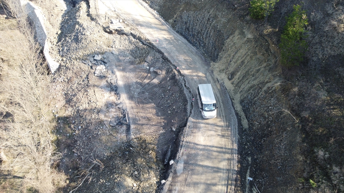 Bartın'da Apdipaşa-Kumluca beldesi kara yolundaki heyelanlar ulaşımı aksattı