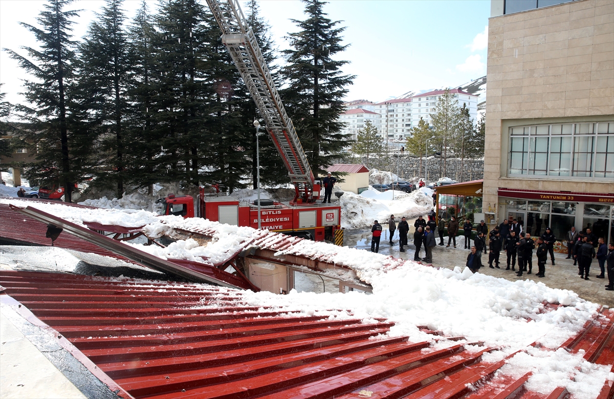 Bitlis'te çatıdan düşen kar kütlesi kafenin cam tentesini yıktı