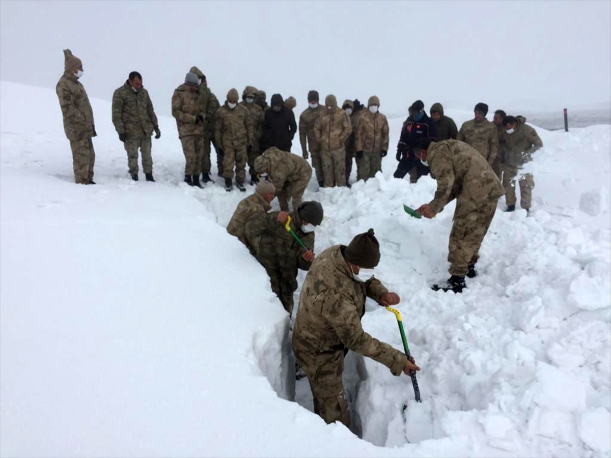 Bitlis'te güvenlik korucularına çığ eğitimi verildi