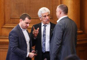 SOFYA (AA) – Bulgaristan Parlamentosu'nun genel oturumuna maskesiz katılan 21