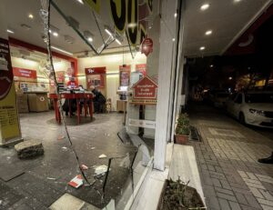 - Kentte bir cep telefonu mağazasında yaşanan olay, güvenlik kameralarına