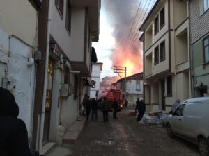 BURSA (AA) – Bursa'nın Gürsu ilçesinde çıkan yangında 4 ev