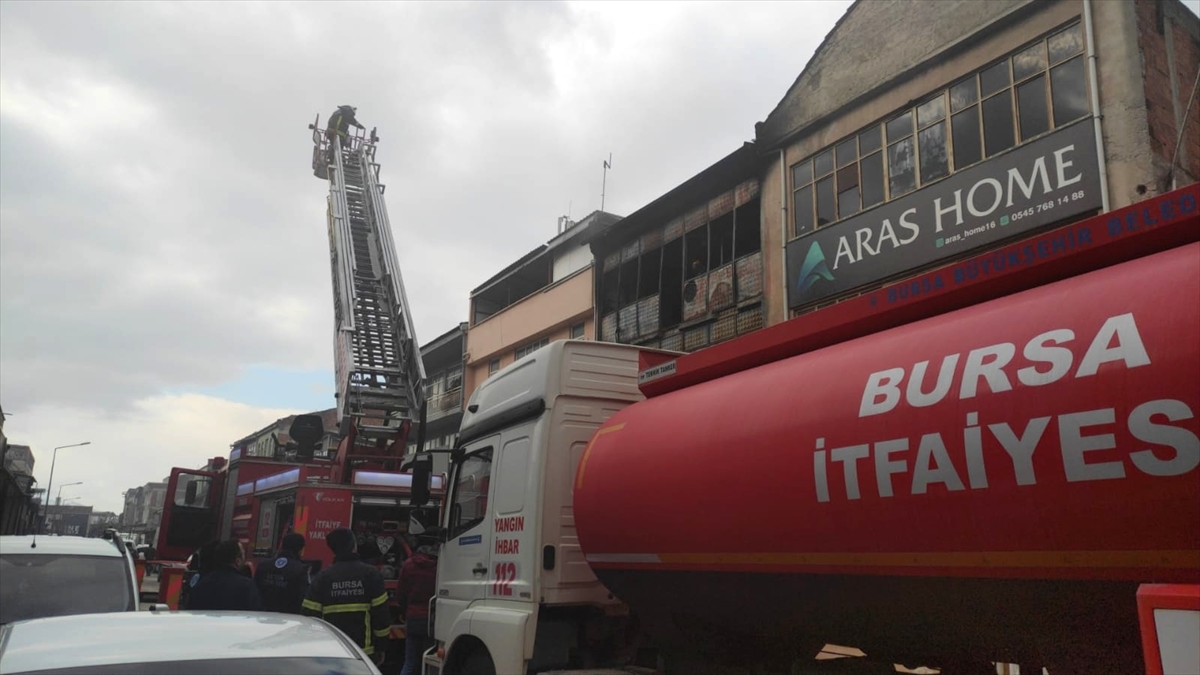 Bursa'da mobilya imalathanesinde çıkan yangın söndürüldü