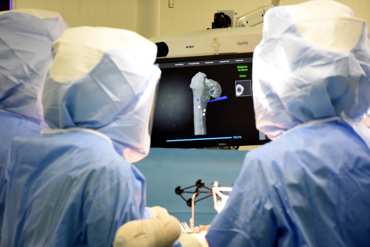 Bursa'da robotik cerrahiyle 100'ü aşkın ortopedi hastası sağlığına kavuştu