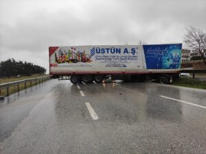 - Kaza nedeniyle Büyükçekmece'de D-100 kara yolunun Ankara istikameti trafiğe