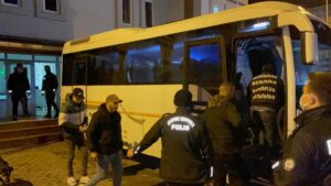 ÇANAKKALE (AA) – Çanakkale'nin Gelibolu ilçesinde, 33 düzensiz göçmen yakalandı.