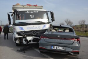 ÇANAKKALE (AA) – Çanakkale'nin Biga ilçesinde kamyon ile otomobilin çarpışması