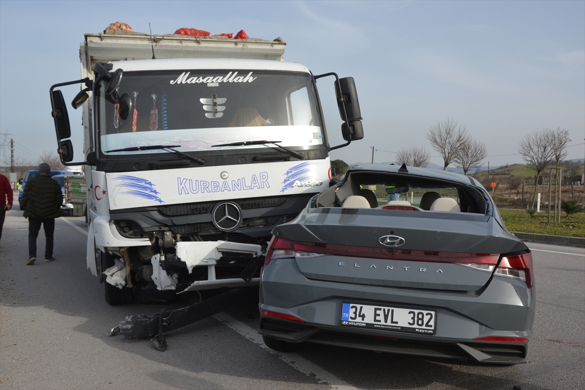 ÇANAKKALE (AA) – Çanakkale'nin Biga ilçesinde kamyon ile otomobilin çarpışması