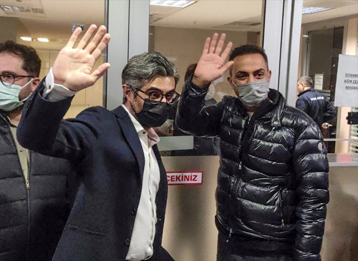 GÜNCELLEME – Cezaları onanan gazeteci Barış Pehlivan ve Murat Ağırel adliyeye gelerek teslim oldu