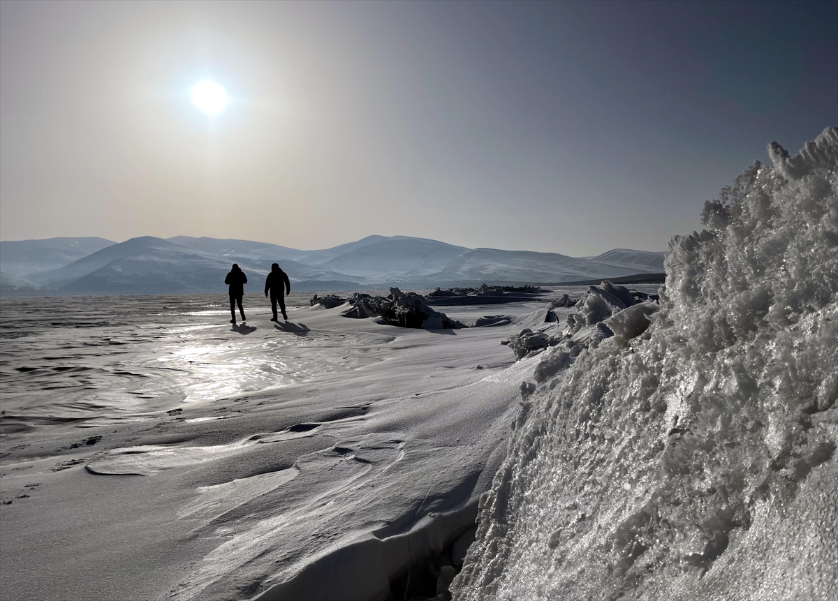 Çıldır Gölü'ne gelen turistler buz kütleleriyle hatıra fotoğrafı çektiriyor