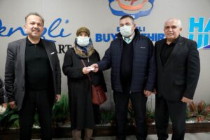 DENİZLİ (AA) – Denizli’de bir halk otobüsü sürücüsü, araç temizliği