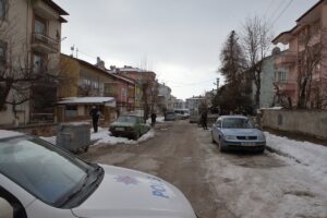 - Silah tutukluk yapınca eski karısını silahın kabzası ve yerden