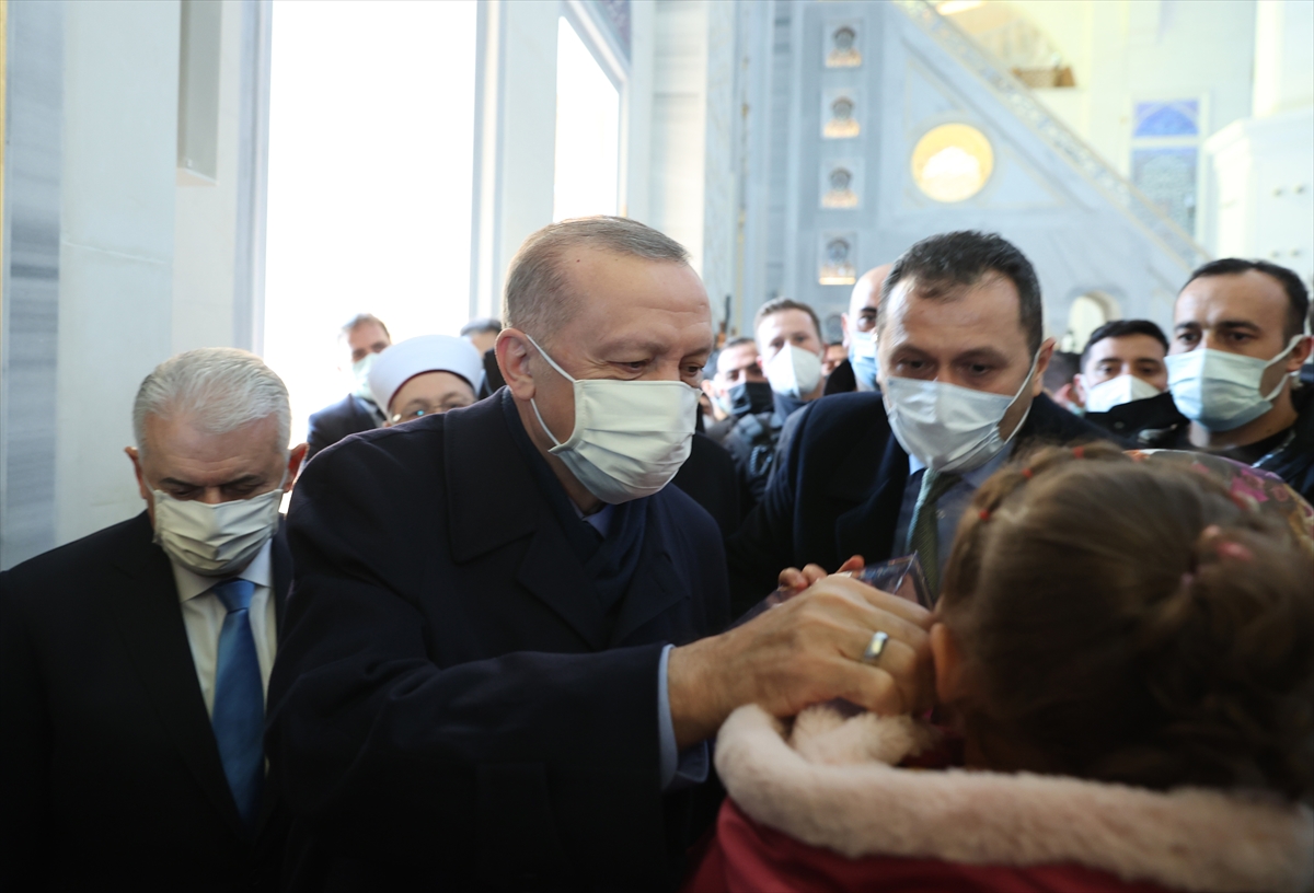 Cumhurbaşkanı Erdoğan, cuma namazını Büyük Çamlıca Camisi'nde kıldı: