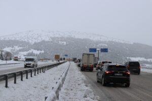 - Kar yağışının etkili olduğu Kazıkbeli mevkisinde araçların Antalya yönüne