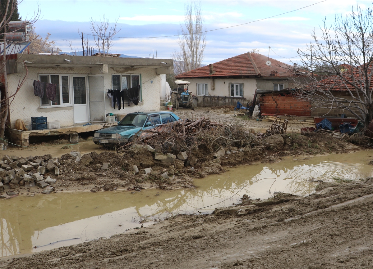 Denizli Sarayköy'de taşkında hasar gören evlerde temizlik çalışması