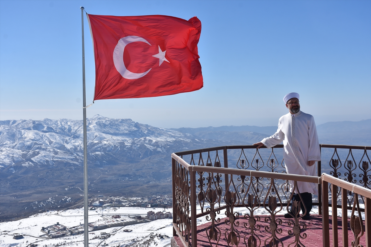Diyanet İşleri Başkanı Erbaş, Namaz Dağı Üs Bölgesi'ni ziyaret etti: