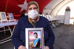 DİYARBAKIR (AA) – Dağa kaçırılan çocukları için HDP il binası