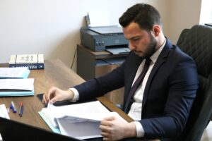 İZMİR (AA) – İzmir'de duruşmaya yetişmek için otomobiliyle hız sınırını