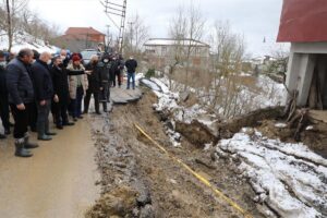 DÜZCE (AA) – Düzce'de eriyen karların etkisiyle meydana gelen heyelan