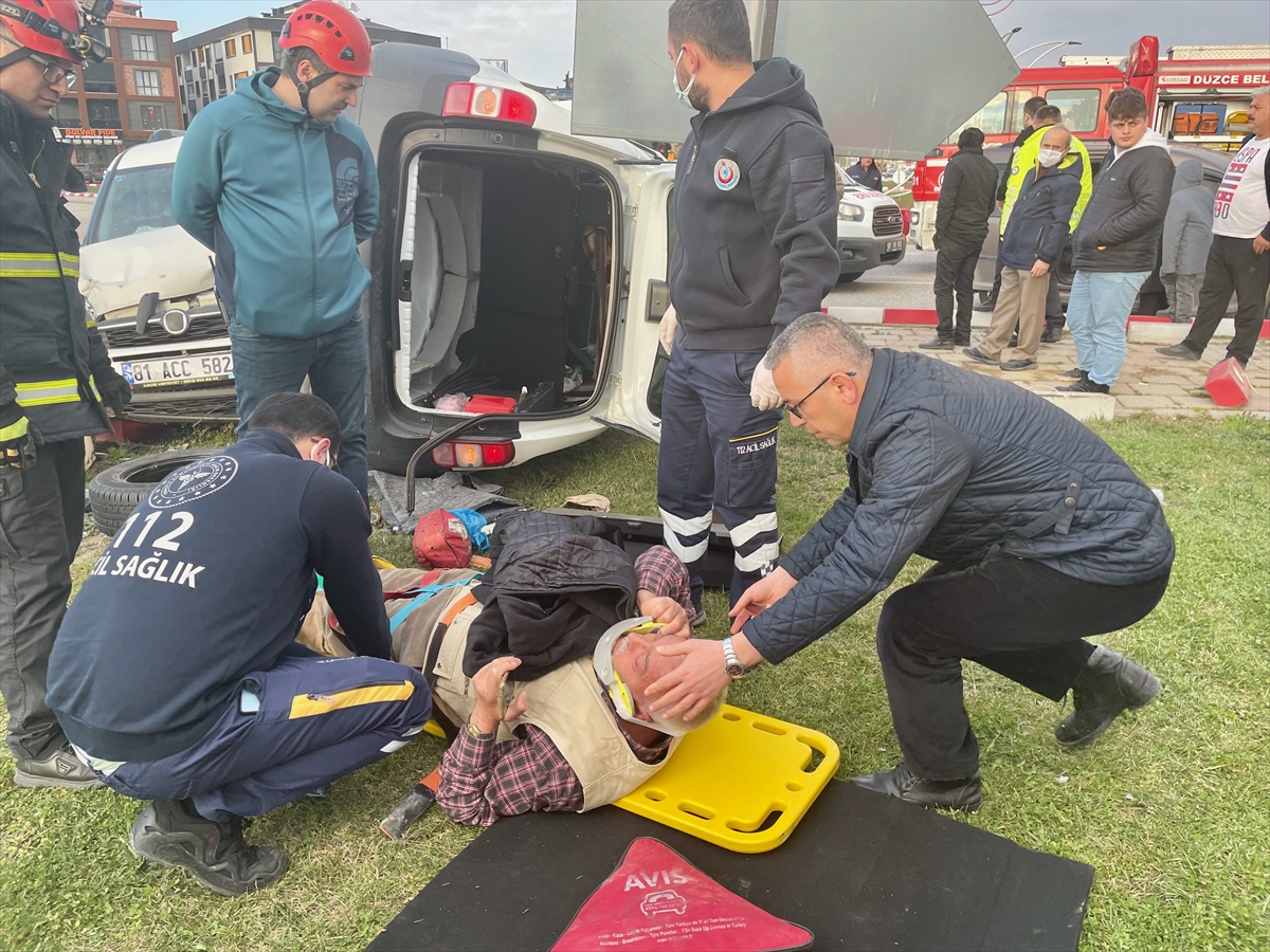 Düzce'de trafik kazasında 3'ü çocuk 5 kişi yaralandı